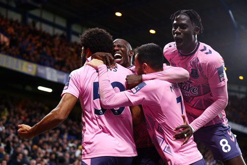 ดูคูเร่ ยินดีกับ ซิมส์ หลังซัดประตูแรกให้กับตัวเอง